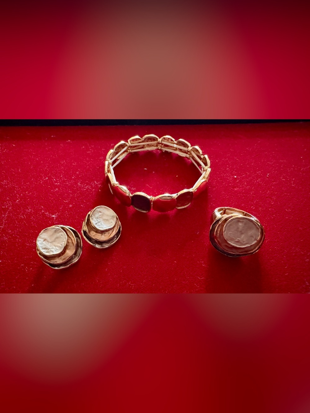 Gold-Tone Women's Stretch Bracelet in Red